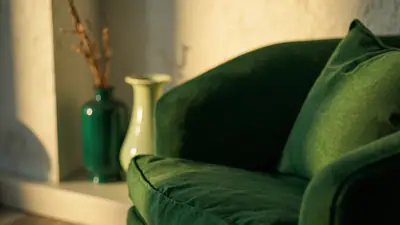 Detalhe de um móvel em tom verde vibrante com pequenos acessórios que ecoam a mesma cor, criando harmonia visual.