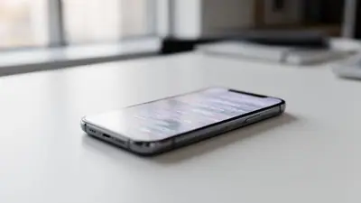 Smartphone em uma mesa de trabalho moderna exibindo dados abstratos em foco suave, com fundo de escritório desfocado.