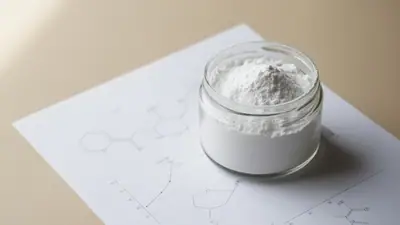 Frasco de vidro com creatina monoidratada ao lado de papel com gráficos científicos desfocados, ilustrando a conexão entre suplemento e pesquisa cerebral.
