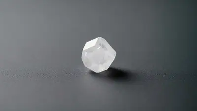 Macro fotografia de um cristal de creatina monoidratada em fundo cinza escuro, representando a base molecular e científica do suplemento.