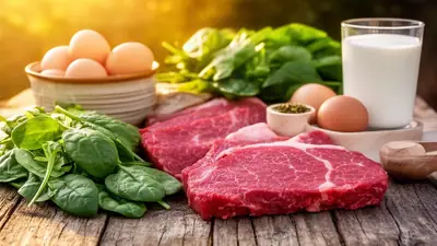 Composição de alimentos naturais como carne, ovos e vegetais verdes sobre mesa de madeira, iluminados por luz natural dourada, representando fontes alimentares de nutrientes sem suplementos em vidros.